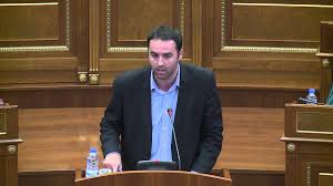 El movimiento de izquierda vetevendosje (vv) del primer ministro albin kurti, aliado con osmani. Glauk Konjufca I Thote Ldk Se Votoni Ashtu Qysh Ju Tha Vjosa Osmani Gazeta Projekti