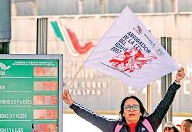 CNTE colapsa casetas y amenaza con boicot; levantan paro y anuncian huelga