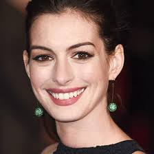 She is the recipient of many awards, including an academy award, a primetime emmy award, and a golden globe award. Alle Infos News Zu Anne Hathaway Vip De