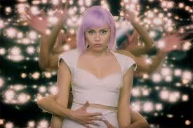 Locul nașterii franklin, tennessee, usa. Miley Cyrus JoacÄƒ Un Pop Star Devenit RoboÅ£el Rebel In Black Mirror Sezonul 5
