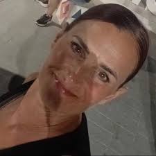 truffata per 830mila euro perché convinta di parlare con Brad Pitt.  Riderete ma poi vi sentirete in colpa.