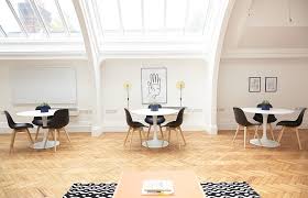Desain plafon minimalis model ini akan memberi tampilan yang artistik dan dekoratif pada ruangan kantor. 7 Inspirasi Desain Kantor Minimalis Terbaru 2020