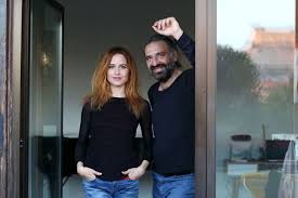 Gianluigi paragone è un giornalista e politico italiano, attualmente senatore tra le fila del movimento 5 stelle anche se al momento la sua posizione è sub judice visto il suo voto contrario alla legge di. Valentina Cenni Chi E La Moglie Di Stefano Bollani Eta Carriera Marito Puglia24news It