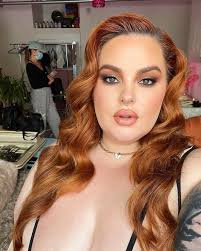 Tess Holliday Talks About Lizzo on the 2020 Grammys Red Carpet