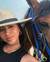 en una constante búsqueda del atardecer 🌅 Las cabalgatas en el Cedral son  alucinantes. La apreciación de la sabana y su fauna silvestre, viene  acompañado de atardeceres inigualables. 🏇🇻🇪❤️ Sólo en  @hatoelcedral0ficial ¡