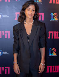 The heiress) הוא סרט דרמה רומנטית אמריקאי משנת 1949 בבימוי של ויליאם ויילר עם אוליביה דה הבילנד, מונטגומרי קליפט, רלף ריצ'רדסון ומרים הופקינס בתפקידים הראשיים. 4a4fdlteiepdxm