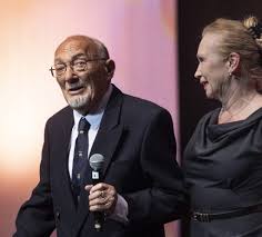 Édesapja udvaros béla rendező, édesanyja dévay camilla színművésznő. Gyaszol A Szinhazi Vilag Ridikul