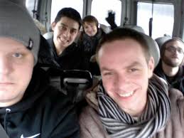 Redaktor Jacek Markiewicz vel. Rymek, który poprowadzi nasze jutrzejsze  urodziny, na załączonym zdjęciu jest odziany w ciepłą czapkę marki  Alkopoligamia.com, która skutecznie chroni go przed Huraganem Ksawery.  Jeżeli nie wyposażyliście się jeszcze