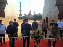 Mulai dari perekrutan sdm, sarana dan prasarana, anggaran dan fokus pada pelayanan publik kepada masyarakat. Ridwan Kamil Minta Satpol Pp Bentuk Tim Khusus Untuk Jaga Alun Alun Kejaksan Informasi Seputar Cirebon Raya