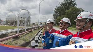 (dirut pertamina nicke widyawati dan menhub budi karya saat meninjau lokasi. Kabar Terkini Mega Proyek Kilang Minyak Pertamina