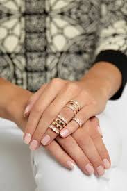 Les annulaires symbolisent l'être aimé(e). 1001 Idees Comment Porter La Bague De Phalange