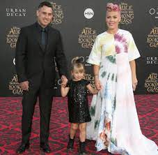 Exclusive pink s daughter willow is following in her singing footsteps. Pink Erneut Mutter Willow Sage Hart Bekommt Bruder Namens Jameson Moon Welt