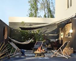 Le Chic Convivial Leroy Merlin Inspiration En 2020 Jardin Maison Decoration Mur Exterieur Idees Pergola