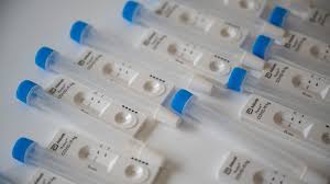 Aldi bietet das aus fünf corona selbsttests bestehende set für 24,99 euro an. Corona Wie Sicher Sind Schnelltests Fur Zu Hause Ndr De Ratgeber Gesundheit