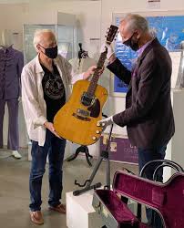 Mr freedman says he intends to sell the guitar at the end of the. Lloyd Chiate With The Guitar He Sold Kurt Cobain That Was Used For Mtv Unplugged Nirvana