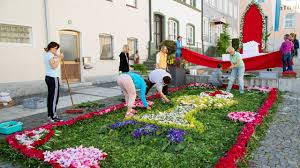 330 likes · 1 talking about this · 6 were here. Blumenprachtige Fronleichnamsprozession Tradition In Bayern Youtube
