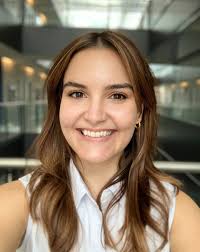 🎉 Grads to Watch 🎉 #PharmSci PhD graduate Valerie Facca's #UoftPharmacy  journey took her from leading student groups to pioneering cancer research.  Now a research scientist in Montreal's biotech scene, she's applying