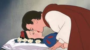 La versión más difundida es la de los hermanos grimm y la puesta cinematográfica de blancanieves y los siete enanitos (1937) de walt disney. Cancelaron Al Principe De Blancanieves Aseguran Que Beso A La Princesa De Disney Sin Consentimiento Por Las Redes