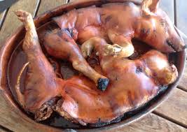 El cochinillo al horno, un plato muy preparado en eventos especiales, es más sencillo de hacer de lo que parece, pues principalmente se precisa de un es recomendable irle dando vueltas al cochinillo para que se haga bien por todas partes. Cochinillo Asado Al Horno De Lena Receta De Elfornerdealella Cookpad