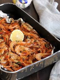 I gamberi al forno sono una ricetta davvero veloce e adatta a tutti, anche a chi non ha un buon rapporto con i fornelli: Gamberi Al Forno Ricetta Al Cartoccio Secondo Facile