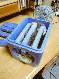 あさぎだいだいさんはtwitterを使っています 貧乏自慢になるんだけど 最近部屋が暑いのでyoutubeで見たお手製クーラー作ったのね 材料はほとんど100円均一で総額2000円ちょいだから見くびってたんだけどこいつが涼しいのなんの お絵描きのお供にも インテリア