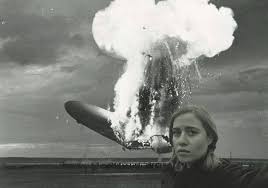 Ta byla právě v té době v paříži, a tak neváhala a vyfotila se s hořící budovou v pozadí. Disaster Girl Emma Smetana Apsgeyser