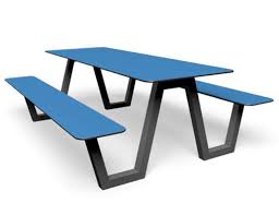 blauwe picknicktafel voor buiten gebruik maar ook ideaal als tafel in de openbare binnen ruimte zoals een school picknicktafel buitenmeubilair schoolmeubilair