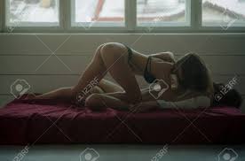 Massage Und Entspannung, Paar Auf Rotem Bett Im Schlafzimmer In Der Nähe  Von Weißen Fenster, Hübsches Mädchen Mit Langen Haaren In Erotischen  Dessous Auf Schlanke Körper Verführen Hübscher Bärtiger Mann Im Hemd