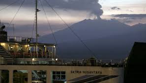 Mountain in east java, indonesia. Erupsi Embusan Status Gunung Raung Naik Jadi Waspada Tekno Tempo Co