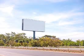 Outdoor em branco para novo anúncio ao lado da estrada | Foto Premium