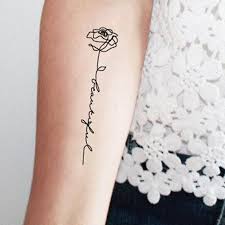 Inspiration et signification de tatouages homme et femme sur salondutatouage.com. Tatouage Rose Avec Phrase Tatouage Chic Tatouage Tatouage Temporaire