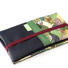 Il n'y en a que 1 de disponibles, et 4 personnes l'ont dans leur panier. Portefeuille Compagnon Cuir Tissu Japonais Vert Or Grand Portefeuille Cuir Femme Porte Chequier Tissu Japonais Cadeau Femme Un Grand Marche
