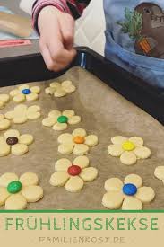 Osterkekse Zum Ausstechen Rezept In 2020 Osterkekse Rezept Kekse Desserts Ostern