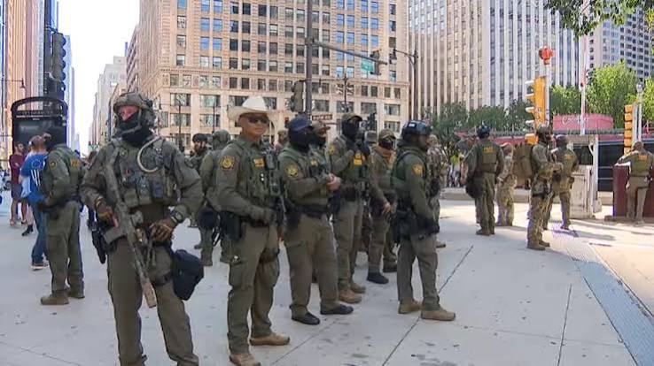 Armed Border Patrol agents patrol downtown Chicago, drawing mayoral  criticism