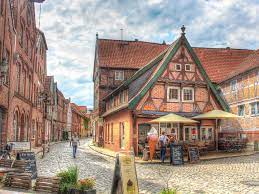 Nicht zu vergessen das elbschifffahrtsmuseum und das schwimmende kulturdenkmal, der raddampfer kaiser. Das Alteste Haus Von Lauenburg Lauenburg Elbe
