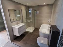 warme chique badkamer met taupe zandkleurige tegels badkamer taupe badkamer chique badkamers