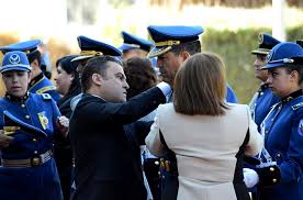Sargento del cuerpo de policía nacional, con uniforme de invierno, de color marrón carmelita, según definición técnica. Mediante Ceremonia Solemne Autoridades Y Policias Dieron La Bienvenida Al Nuevo Comandante General Ministerio De Gobierno