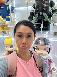 ❤️😃❤️ #趴趴走#爱自己爱生活#盲盒#Pop MART  😃哈哈哈！…我本来是没有这表情的、哪里知道为了进这个店、排队等超过20分钟…🤣我的嘴也扁扁了……这个可爱😍……价钱也很可爱😍