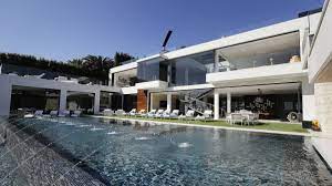 In einem der begehrtesten viertel von los angeles gelegen, ist dieses anwesen ein meisterwerk von licht und design. Bel Air Luxusvilla Fur 94 Millionen Dollar Verkauft Wirtschaft Sz De