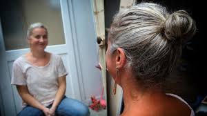 Vous avez décidé de vous colorer les cheveux pour cacher des cheveux blancs, leur apporter de la lumière ou changer de couleur de cheveux ? J Assume Mes Cheveux Blancs