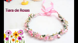Me encantó ver a cada una de las invitadas con sus coronita de flores porque sentí a todas que formaban aún más parte de calista one. Como Hacer Una Tiara O Corona Floral Para Ninas Diadema De Rosas Youtube