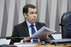 Antonio barra torres, presidente da anvisa, acompanhou bolsonaro na manifestação do dia 15 contra o congresso e o stf, quando o presidente fez selfies e cumprimentou apoiadores. Anvisa Contra Almirante Antonio Barra Torres E Indicado Para A Diretoria Da Agencia Sinagencias