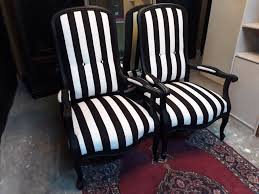 Gri koltuk takımı ne renk halı yada gri koltuklara ne renk halı gider gibi tekstil uyumu sorularınız devam ediyor farkındayız fakat, daha öncesinde koltuk rengine göre perde seçimi konusunda yaptığımız araştırmalar da devam ediyor. Siyah Beyaz Cizgili Ingiliz 1960 Lar 2 Adet Yenilenmis Berjer Modelleri Ve Fiyati Dekopasaj