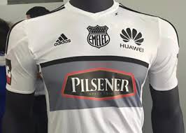Hoy fueron presentadas las nuevas camisetas de emelec para afrontar la temporada 2020, en la que participará en la la nueva camiseta local ve el regreso de la banda cruzada gris, esta vez aplicada. Emelec Planeta Fobal