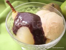Marre de la sempiternelle bûche patissière de noel, voici un dessert léger et bien gourmand et économe et rapide à faire!!! Poire Belle Helene Poires Fondantes Et Glace A La Vanille Nappees De Sauce Au Chocolat La Recette Gustave