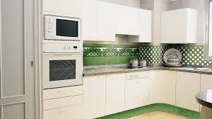 Gran selección de vinilo azulejos cocina con la cual podrás forrar esas baldosas viejas de tus paredes que tanto quieres cambiar, con una textura hiperrealista e innovadora de cerámica. Tendencias Para El Diseno De Cocinas Con Azulejos Artesania Sevilla