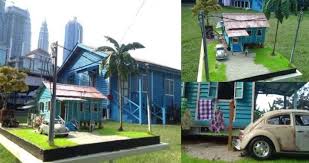 Memiliki rumah di kampung dapat menjadi daya tarik tersendiri bagi sebagian orang. Kreatif Pemuda Hasilkan Kembar Miniature Rumah Biru Kampung Baru Modal Tak Sampai Rm200