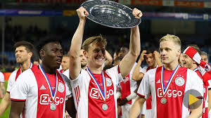 The dutch giants have melted their eredivisie trophy and converted it into over 42,000 mini silver stars as a gift to their passionate supporters. Moving Video Of Frenkie Of Jong To Sack Of The Ajax