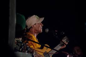 Manu chao was popular in the uk and the us in the 2000s, shifting about 500,000 copies of his debut album clandestino in the states. File Manu Chao Live At Princep Ghat 04 Jpg Wikimedia Commons