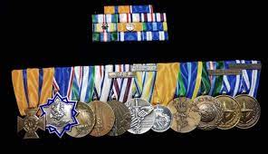 Medailles van het koninkrijk der nederlanden en de door de regering erkende medailles onderscheidingsteken voor langdurige, eerlijke en trouwe dienst met gesp xviii medaille van de maatschappij tot redding van drenkelingen 1767 (de oudste nederlandse onderscheiding. Onderscheidingen Van Aoo Marns Dirk Vonk Opgemaakt Door Voortman Onderscheidingen Military Appreciation Grand Cross Cute Couples Kissing